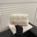 Weiße gesteppte Puffer-Kosmetiktasche mit quadratischer Steppung und Reißverschluss - Weiß