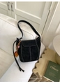 Détail du sac seau en daim noir avec surpiqûres contrastées et pompon coloré décoratif - Avec Pendentif / Noir