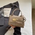 Bolso bandolera beige de piel granulada con cierre de hebilla dorada y asa superior - Caqui