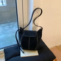 Sac hobo en daim noir mat avec surpiqûres blanches contrastées et cordon de serrage latéral - Standard / Noir