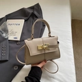 Borsa a trapezio beige con chiusura a rotazione dorata e pelle sintetica a grana litchi - Cachi