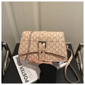 Detalle de bolso beige con jacquard de letras M y correa de cadena plateada - Rosa