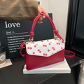 Sac à main tendance en cuir rouge avec rabat à motif cerise et boucles dorées - Rouge
