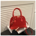 Elegante rote Muschelhandtasche mit Textur und goldenen Metallakzenten für Damen - Rot