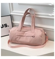 Borsa sportiva cilindrica in nylon rosa con tracolla e texture plissettata - Rosa