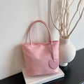 Minimalistische rosa Nylon-Tragetasche mit passendem Herzanhänger und Doppelgriffen - Rosa