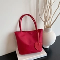 Mini Rote Nylon-Handtasche für Damen mit Herzanhänger und minimalistischem Griff - Rot