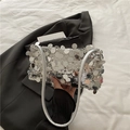 Silberne Pailletten-Schultertasche mit großen runden Reflektoren und schlichtem Gurt - Silber