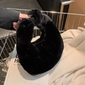 Minimalistische schwarze Plüsch-Handtasche aus Kunstfell mit gedrehtem Griff im Hobo-Stil - Schwarz