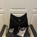 Sac bandoulière gothique en daim noir avec rivets argentés, franges et croix métal - Noir