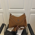 Sac hobo marron en daim avec rivets, franges et pendentif en forme de croix - Marron