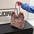 Shopper aus rosa Leoparden-Kunstpelz mit robusten geflochtenen Seilgriffen für Damen - Rosa