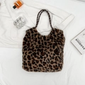 Bolso tote de piel sintética de leopardo con asas trenzadas en fondo de moda - Caqui