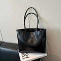 Bolso tote clásico negro de gran capacidad en cuero sintético brillante con textura arrugada chic - Negro