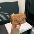 Braune Wildleder-Umhängetasche mit weißer Stickerei und goldener Metallketten-Schultergurt - Braun