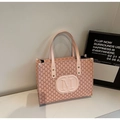 Dettaglio della borsa tote rosa in pelle con motivo M e logo circolare in rilievo lucido - Rosa