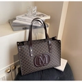 Grande borsa tote marrone scuro con stampa monogramma M e logo in pelle a rilievo - Caffè