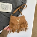 Vintage braune Umhängetasche aus Wildleder mit langen Fransen und goldenem Hirschkopf - Braun