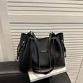 Grote minimalistische zwarte tote bag van mat kunstleer met stijlvolle schouderbanden en merk - Zwart