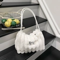 Detail der weißen Plüsch-Tasche mit vertikalen Falten und silberner Schleife auf Treppen - Weiß