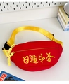 Detailansicht der roten Canvas-Brusttasche mit gelber Stickerei und gewebtem Reißverschluss - Rot (Täglicher Reichtum Muster)