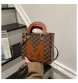 Primer plano de bolso tote retro marrón con estampado de M y herrajes metálicos dorados - Café