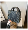 Bolso de hombro gris retro con parche de letra M grande y detalles de monograma - Negro