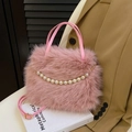 Borsa a mano in finta pelliccia rosa con catena di perle e tracolla regolabile - Rosa Con Perla