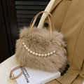 Borsa a mano in peluche con catena di perle e tracolla regolabile in finta pelliccia - Cachi Con Perla