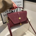Detail der weinroten matten Tasche mit goldenem Drehverschluss und Glattleder-Finish - Rot
