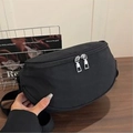 Sac de poitrine croissant en tissu oxford noir avec bandoulière réglable et zips - Noir