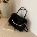 Dettaglio borsa in ecopelliccia nera con catena di perle eleganti e manici sottili chic - Nero Con Perla