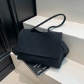 Minimalistische schwarze Tragetasche mit Wildlederstruktur und Klappe für den Alltag - Stil 1 Schwarz