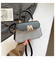 Sac à main tissé à chevrons gris et blanc avec rabat noir et logo M doré - Noir