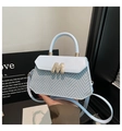 Sac à main bleu clair en cuir tressé avec bandoulière et logo M en métal doré chic - Bleu