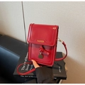 Detail der roten Mini-Handytasche mit Knotentastel und goldenem Metallanhänger - Burgunderrot