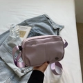 Borsa a tracolla minimalista in tela viola chiaro con tasche multiple e logo rotondo - Viola