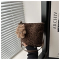 Bolso de hombro con estampado de leopardo y un lindo llavero de peluche de perrito - Marrón con Colgante