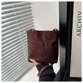 Detalle del bolso de hombro burdeos con estampado de leopardo y textura de gamuza - Rojo sin colgante