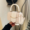 Detail der cremeweißen gewebten Handtasche mit goldenem Halbmond-Metallriegel - Weiß