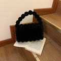 Sac à main en fausse fourrure noire avec poignée pompon et bandoulière chaîne dorée - Noir / Taille unique
