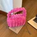 Sac à main rose vif en fausse fourrure avec rayures verticales et chaîne en argent - Rose rouge / Taille unique