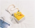 Détail du joli sac bandoulière en toile jaune et blanc avec oreilles d'animaux mignons - Jaune