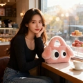 Sac à main en peluche rose avec yeux de dessin animé dans un cadre de café lumineux - Rose