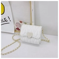 Dettaglio della mini borsa bianca trapuntata con fibbia a cuore e catena oro - Bianco