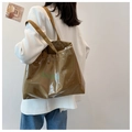 Grand sac cabas marron brillant avec imprimé Skillful porté à l'épaule - Beige