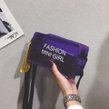 Borsa a sella in PVC trasparente viola con cinturino giallo e scritte alla moda - Viola