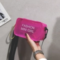 Borsa a sella in PVC trasparente rosa con tracolla larga e stampa di tendenza - Rosso rosa