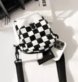Détail montrant la capacité interne du sac bandoulière en toile à damier pour le téléphone - Noir