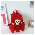 Detaillierte Nahaufnahme eines roten Kinderrucksacks mit 3D-Plüschbär und Doppelreißverschluss - Rot